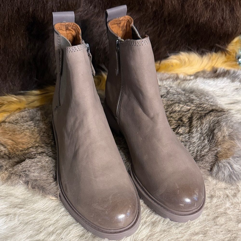 Taupe Leather Ankle Boots 8.5 (5000G)
